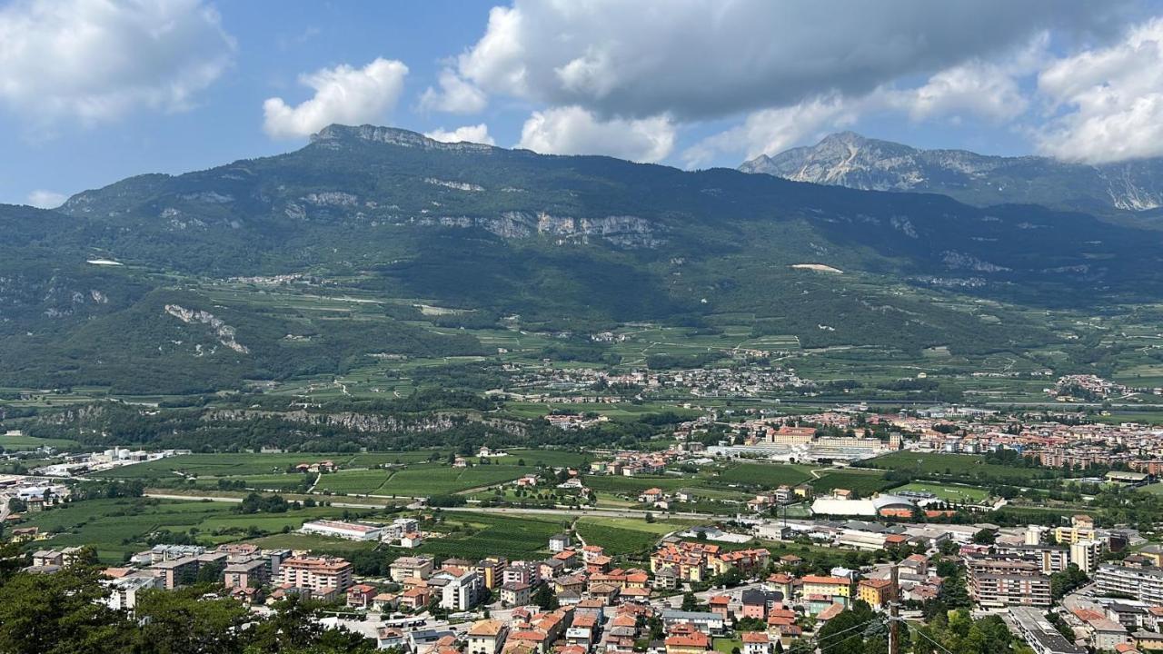 Vista Mozzafiato Sulle Alpi Appartement Rovereto  Buitenkant foto